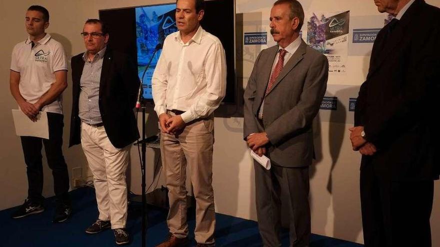 Los responsables de la prueba, junto a los patrocinadores en la presentación celebrada en la Diputación.