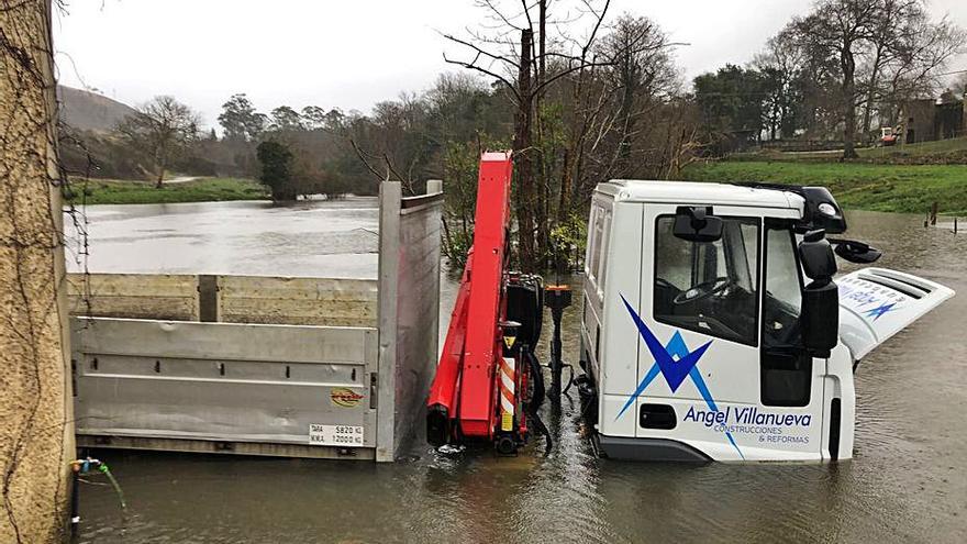 Un camión atrapado en el agua en Soberrón.