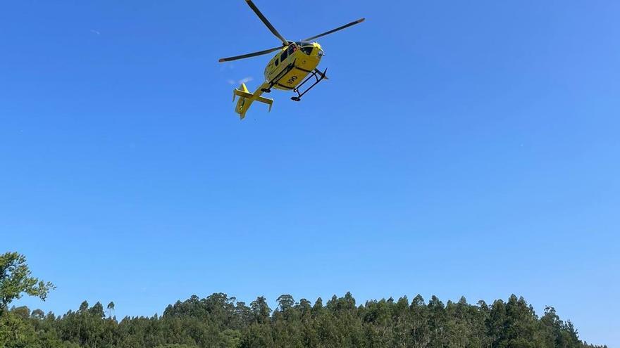 Rescatado en helicóptero un pescador tras resultar herido al caer en unas rocas en Carnota