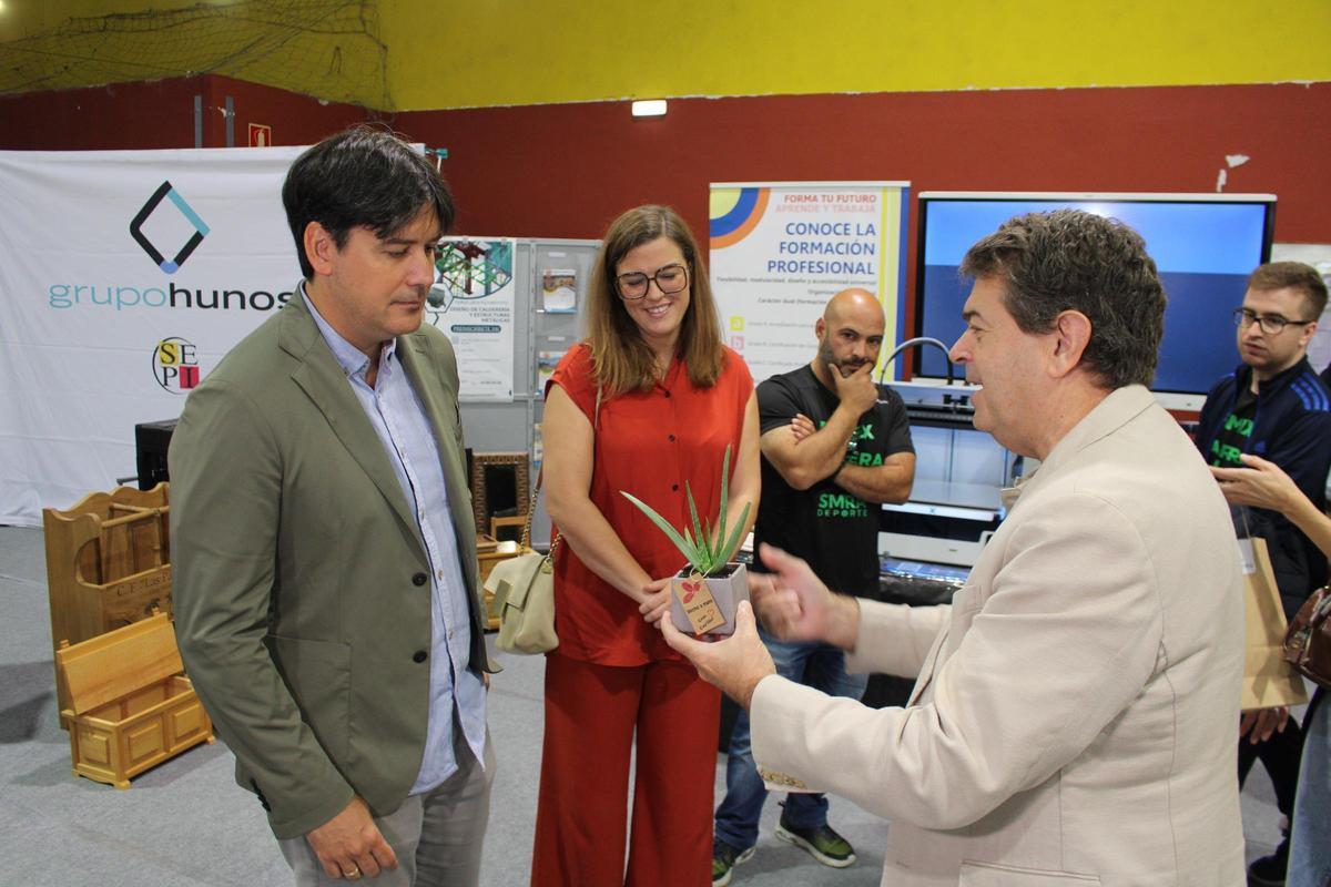 Ardines entrega una planta a Borja Sánchez ante la mirada de Begoña López. | A. Velasco