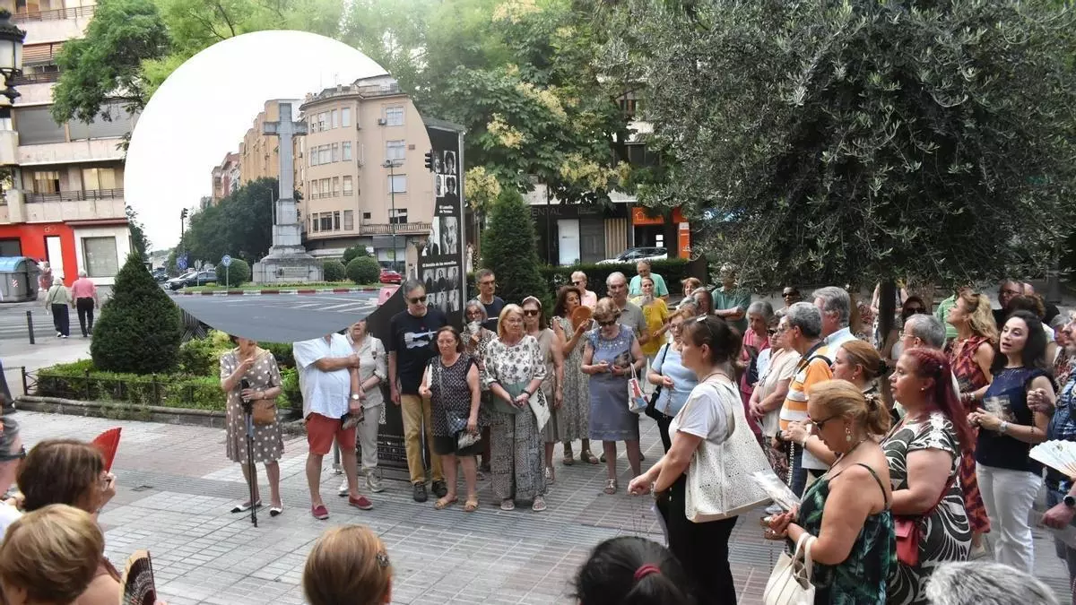 Decenas de personas rezan un rosario por la Cruz de los Caídos en Cáceres: "No es cualquier símbolo"