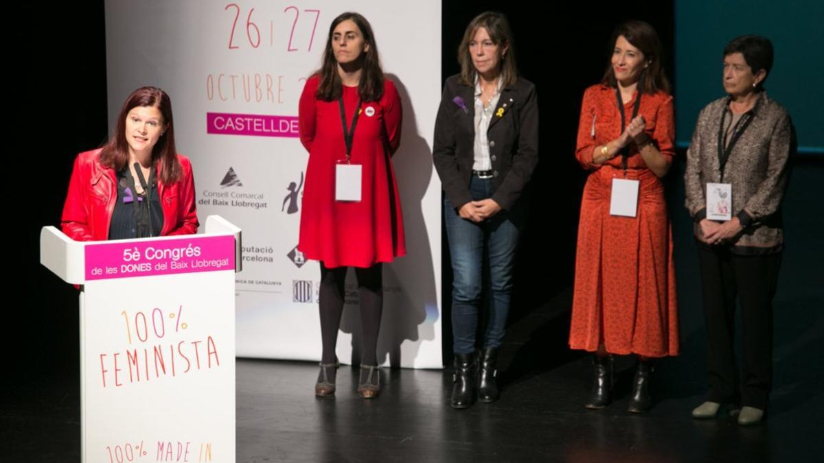 La alcaldesa de Castelldefels, Maria Miranda (micro), junto a Raquel Sánchez (Gavà) y otras representantes políticas en el 5º Congreso de Mujeres del Baix Llobregat