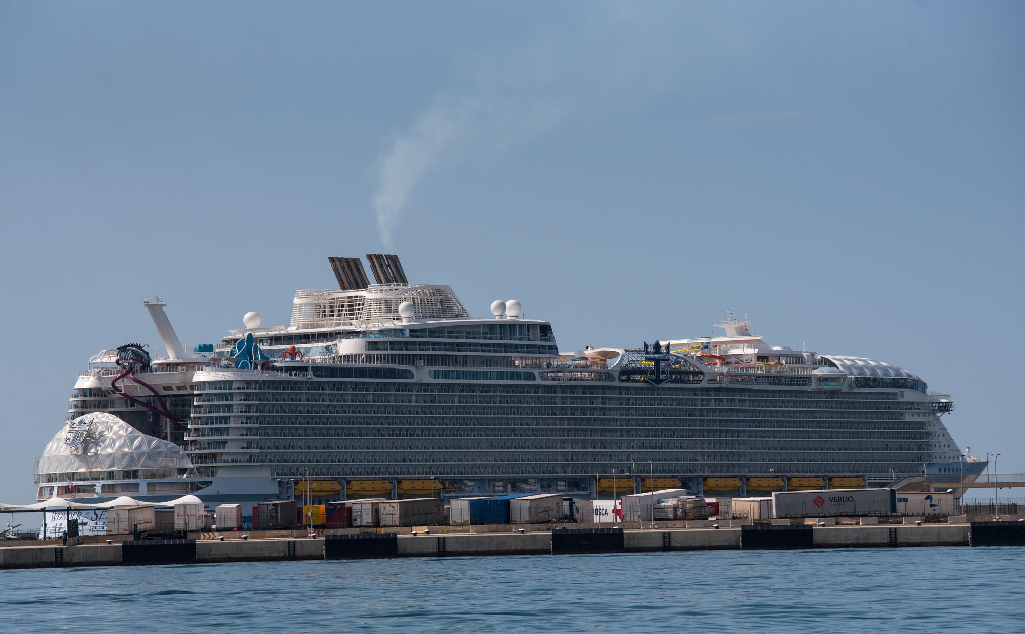 Protestas por la llegada a Mallorca del 'Wonder of the Seas', el crucero más grande del mundo