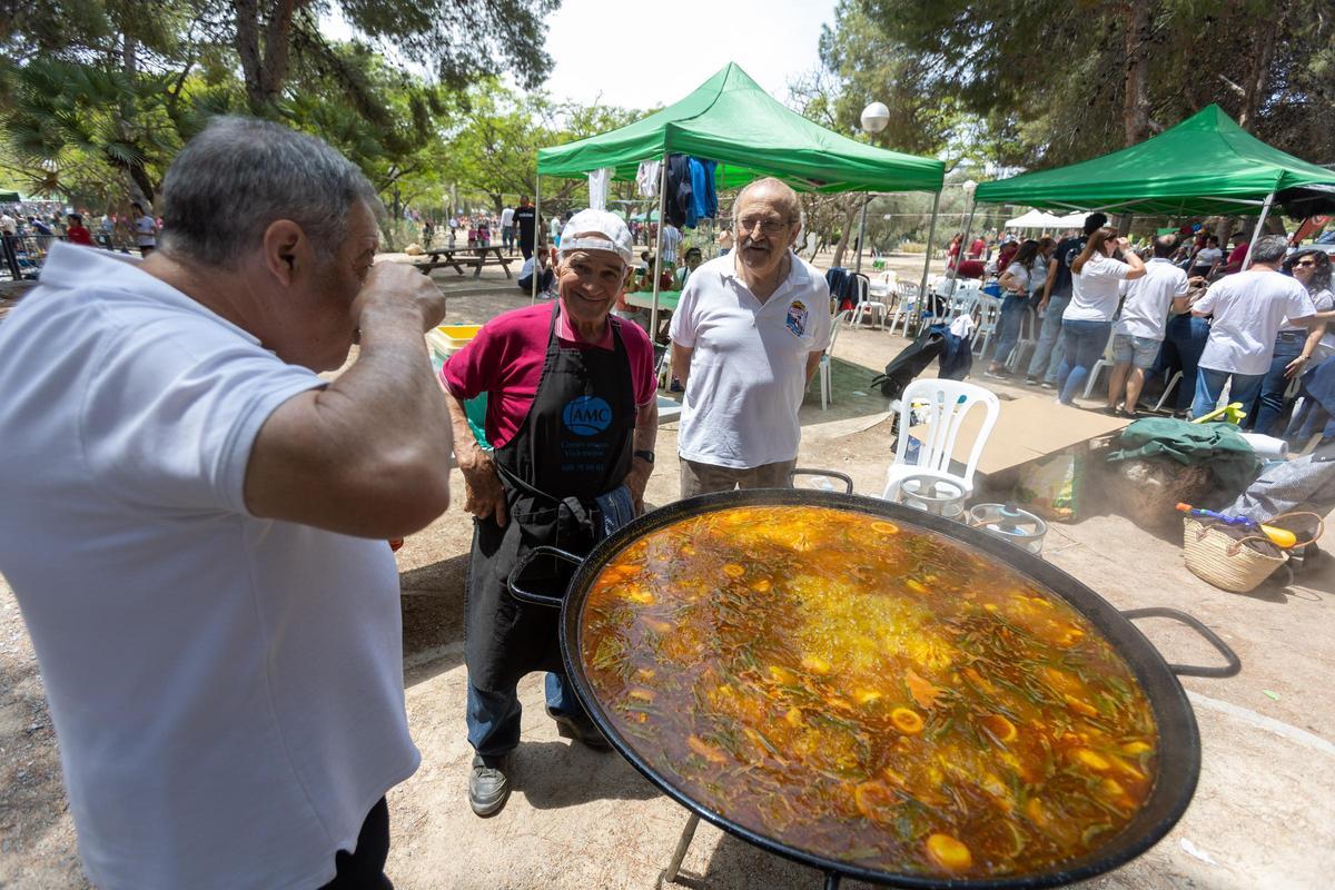 Desfile de politicos en las paellas de Hogueras en el parque Lo Morant de Alicante