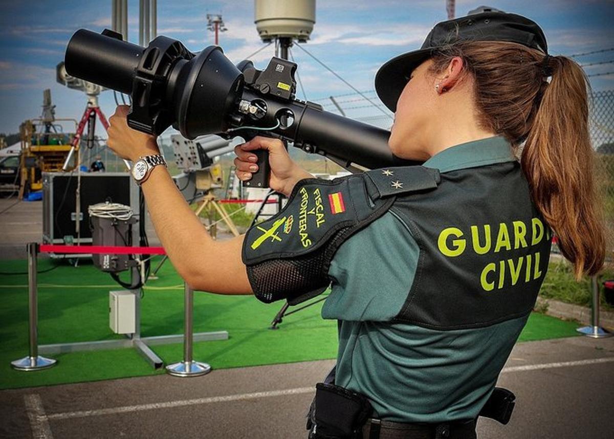 Una agente de la Guardia Civil, con uno de los fusiles inhibidores contra drones de los equipos Pegaso, en una imagen de archivo.