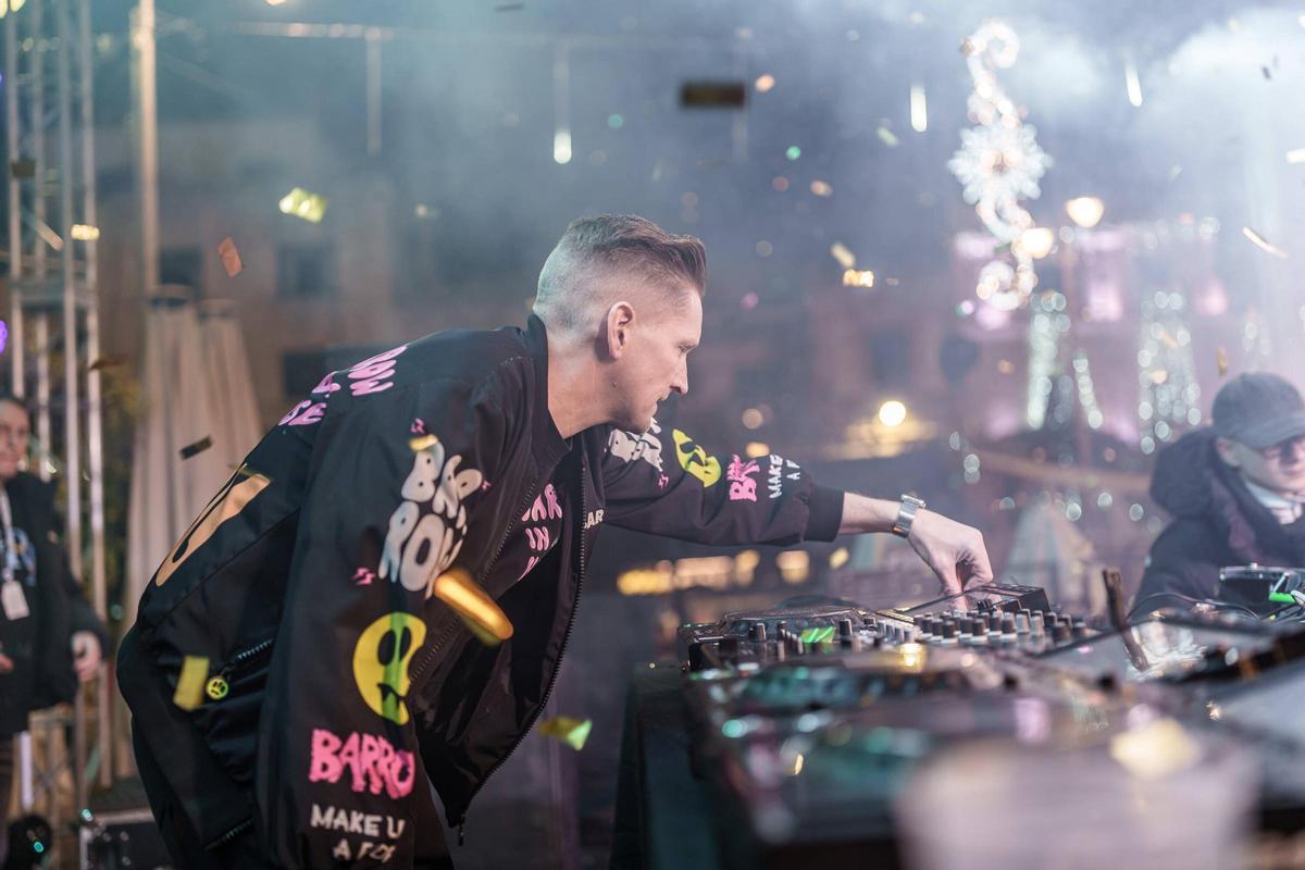 Miles de personas llenaron la plaza de España.