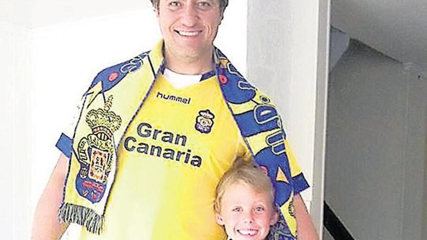 Orlando Gutiérrez junto a su pequeño hijo Gabriel. |