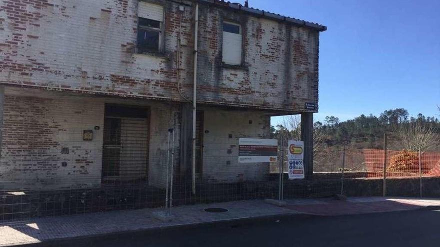 Una imagen exterior de la primera antigua vivienda de maestros de Forcarei que se está rehabilitando.