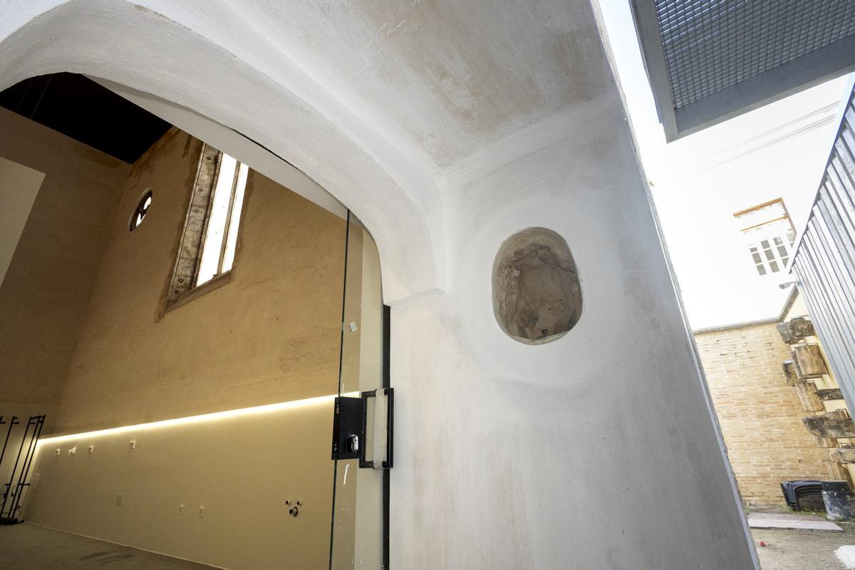 Hornacina con muestras de cerámica de los siglos XVII y XVIII, hallada durante las obras, en el acceso del interior de la cafetería al patio trasero.