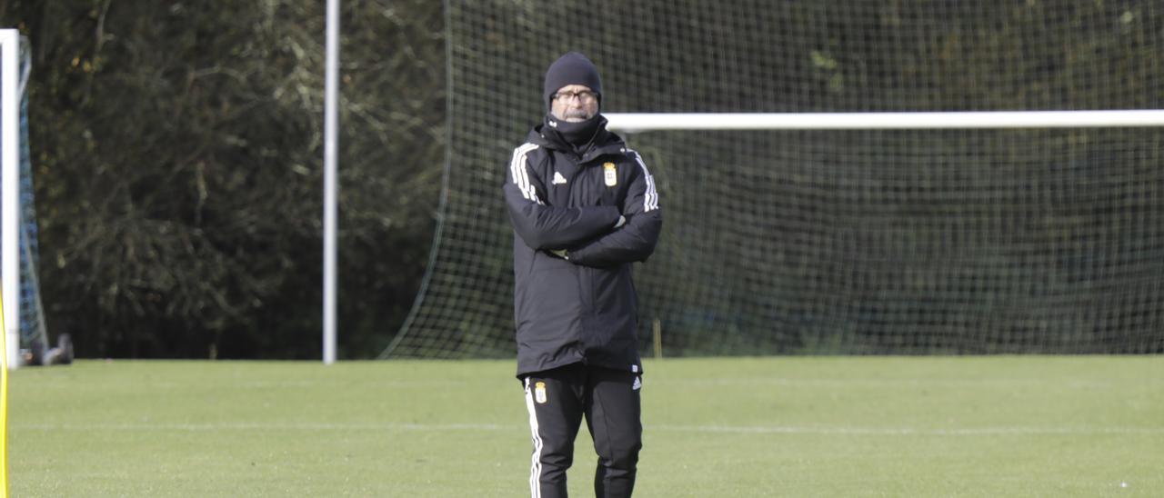 Cervera, en un entrenamiento del Oviedo