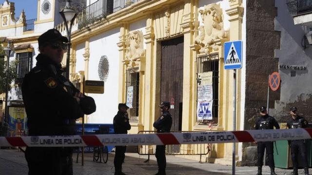 Fachada de la casa de los Guzmanes, donde han aparecido tres granadas.