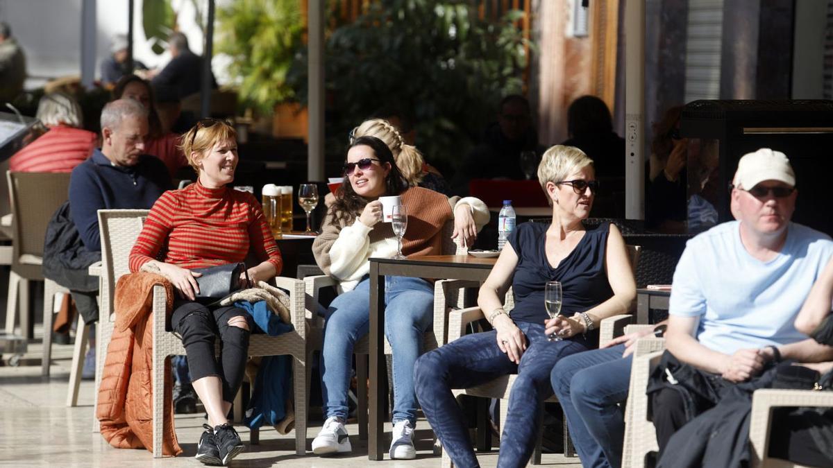 Ciudadanos extranjeros en la terraza de un establecimiento del Centro de Málaga.