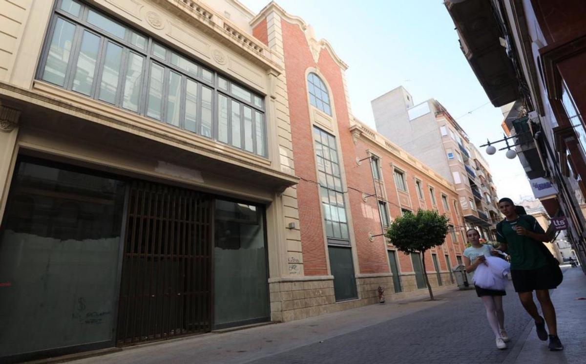 Imagen actual del edificio que acaba de vender Amancio Ortega en el centro de Elche. |  // ANTONIO AMORÓS