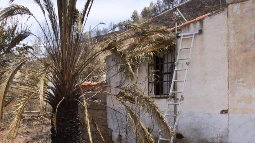 La caseta de Cortes de Pallás donde se originó el incendio por la chispa de los instaladores de placas solares.