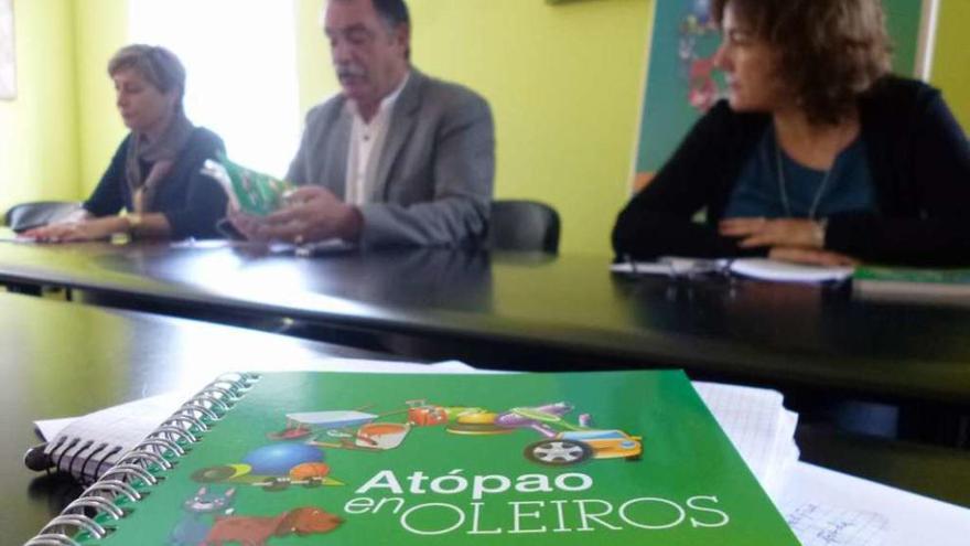 Presentación ayer en la Casa Consistorial de la guía de empresas &#039;Atópao en Oleiros&#039;.