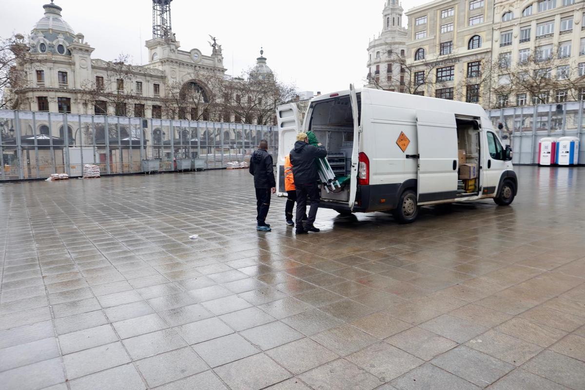 Las lluvias azotan las fallas en València: mascletà suspendida y los primeros ninots protegidos con plásticos