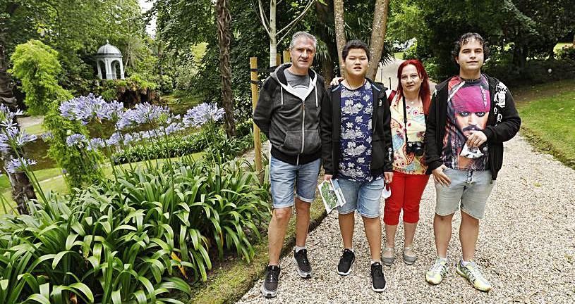 Juan Antonio del Mazo y Maravillas Guerra, con sus hijos Diego e Iván, de paseo por el jardín inglés de La Quinta de los Selgas.  |  LUISMA MURIAS