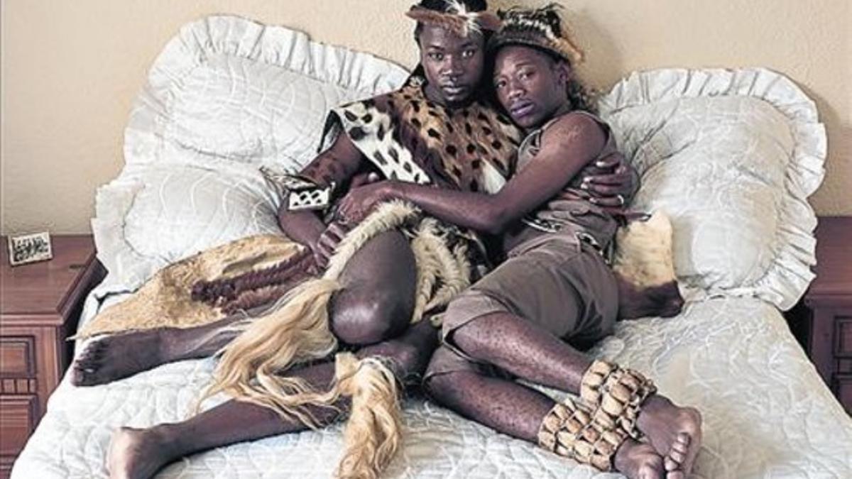 Una pareja gay de Zululandia posa después de su boda, en el 2013.