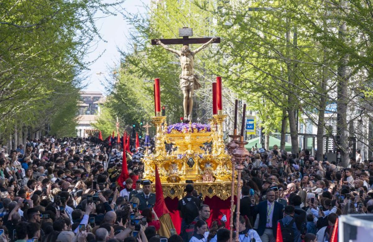 Paso del trono del Santísimo Cristo del Consuelo, en Granada.