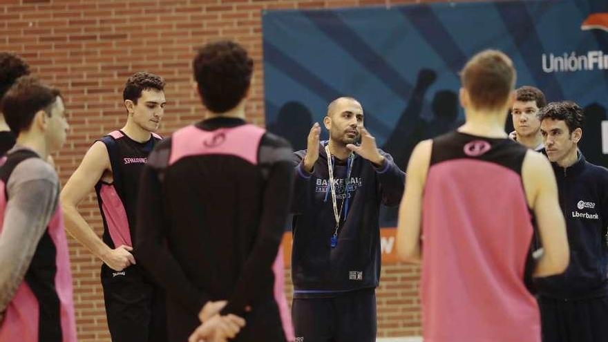 Javi Rodríguez se dirige a sus jugadores durante un entrenamiento del Liberbank Oviedo Baloncesto.