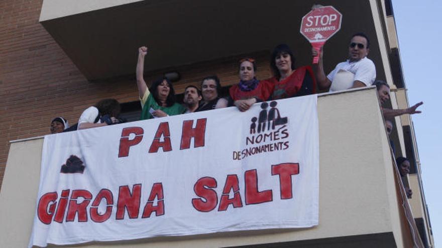 Membres de la PAH al bloc de Salt, símbol de l´ocupació de pisos a la vila · Marc Martí