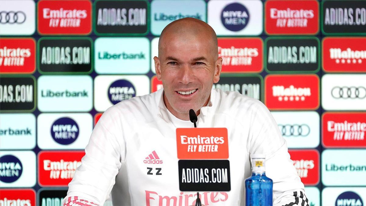 Zinedine Zidane atiende a los medios de comunicación en la previa del clásico