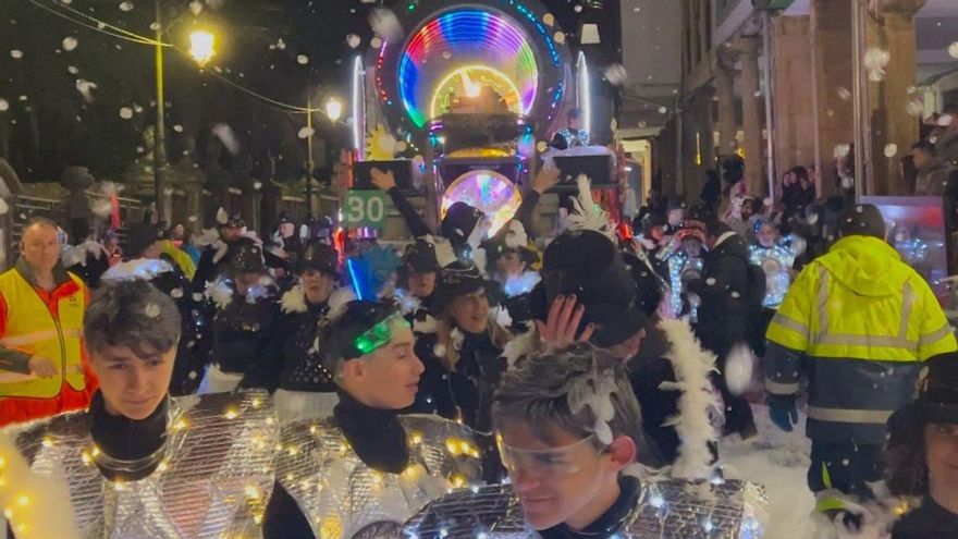 Una peña llena de artistas y bailarines que aguantó la espera: crónica de una noche desde dentro en el Descenso de Galiana