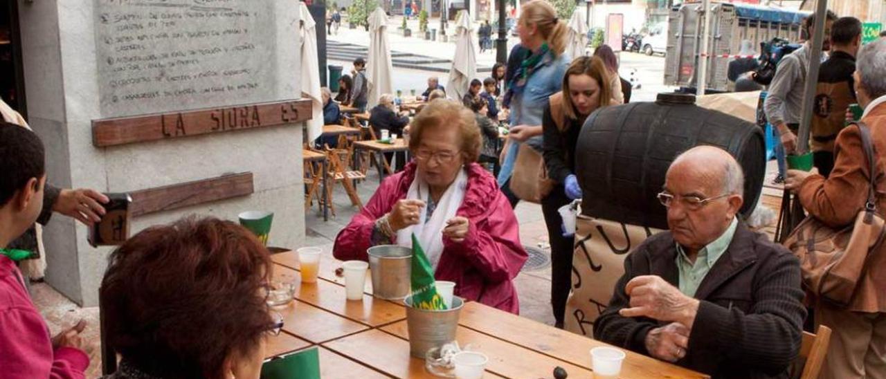 Ambiente en las terrazas de la calle Gascona durante un amagüestu.