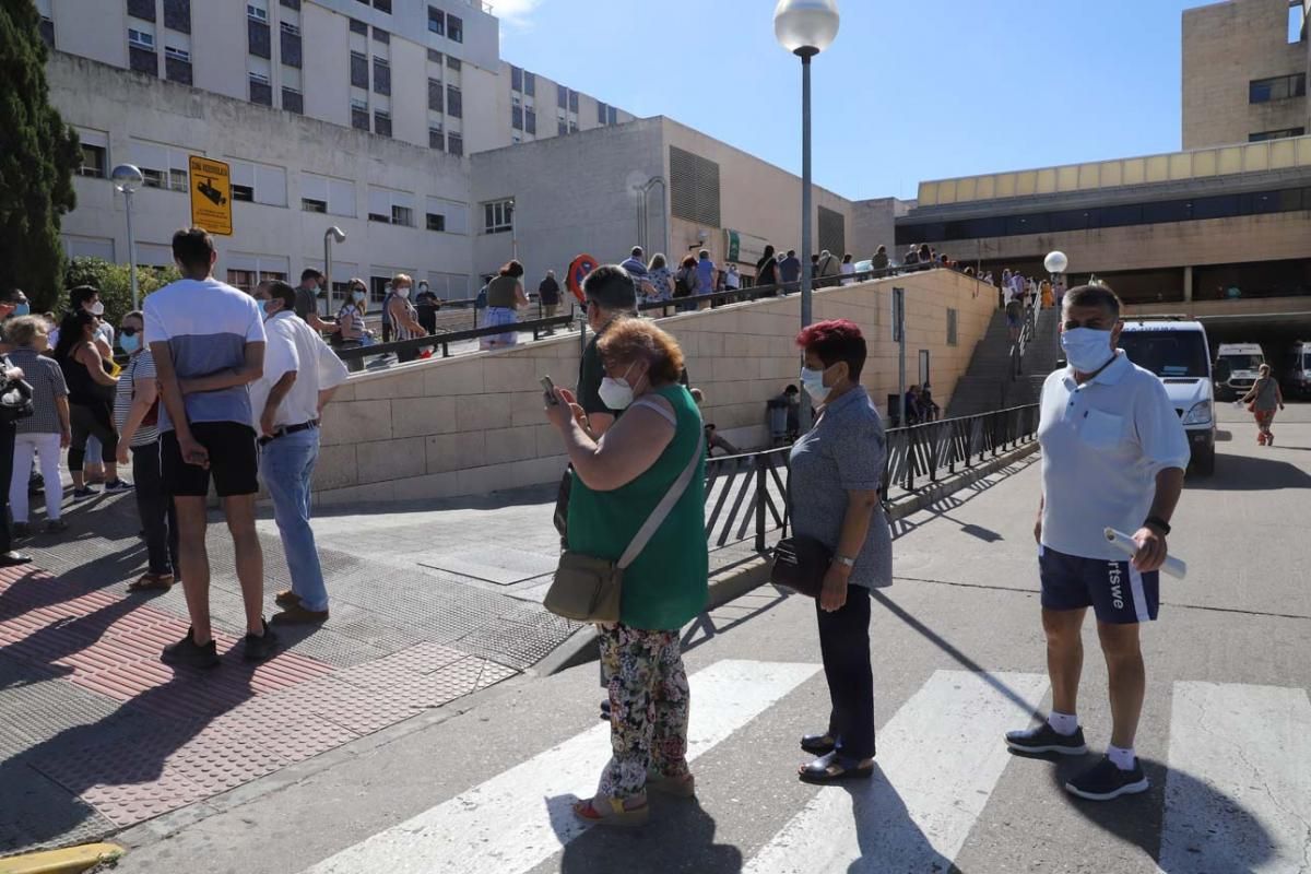 Aumentan las colas en las consultas externas del Reina Sofía