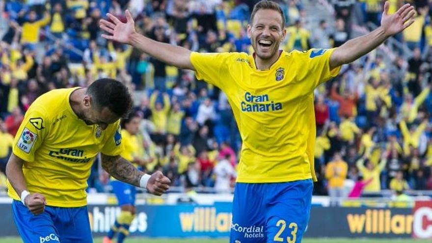 Dani Castellano, junto a Momo, celebrando el 2-1 ante el Valencia.