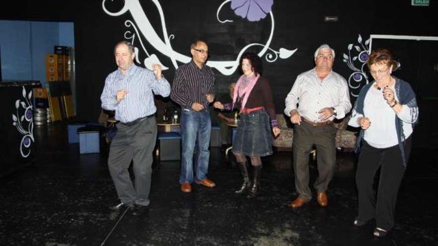 Asistentes a un baile organizado en la sala La Zona, en el polígono de Castiñeiras de Bueu.  // C.G.