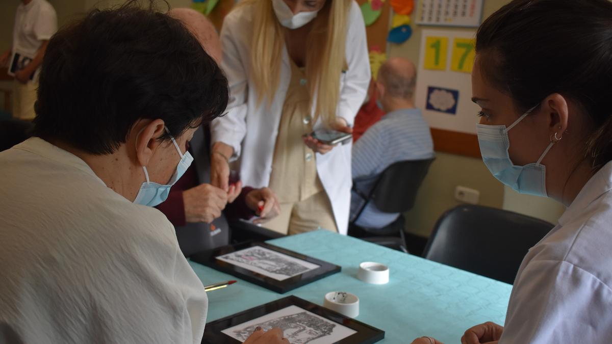 Residentes realizando uno de los talleres del programa de actividades de la Red Valenciana de Salud Mental.