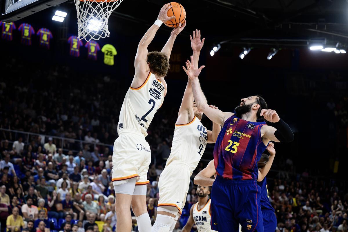 Sander Raieste, del UCAM Murcia, atrapando un rebote durante el partido.