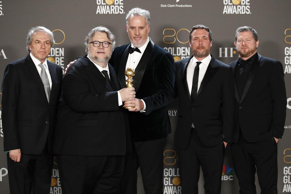 Gary Ungar, Guillermo del Toro, Mark Gustafson, Patrick McHale y Corey Campodonico posan con el premio a Mejor Película de Animación.