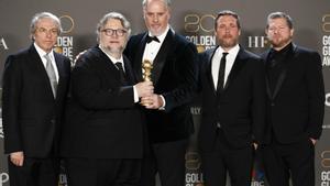Gary Ungar, Guillermo del Toro, Mark Gustafson, Patrick McHale y Corey Campodonico posan con el premio a Mejor Película de Animación.