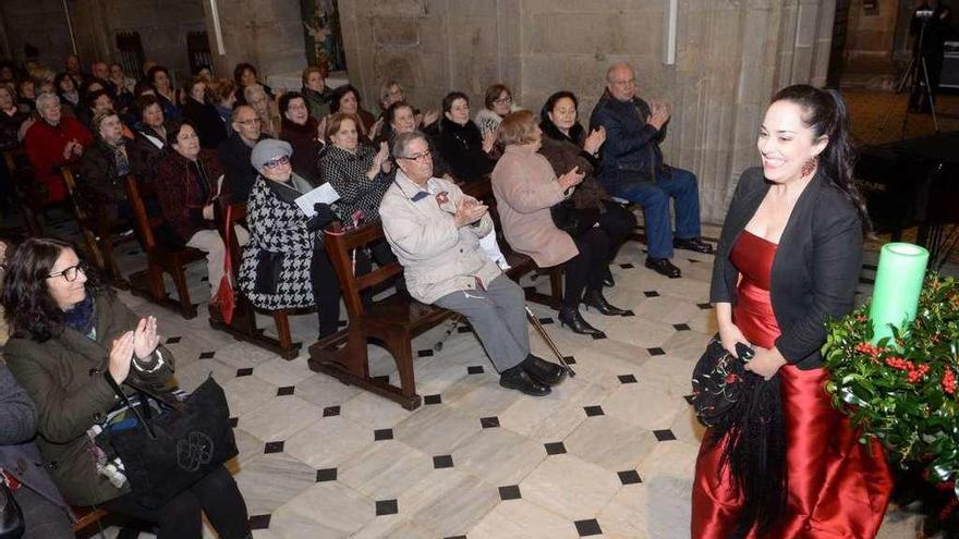 La soprano Laura Alonso en el concierto en la iglesia parroquial Santa Eulalia de Arealonga. // Noé Parga