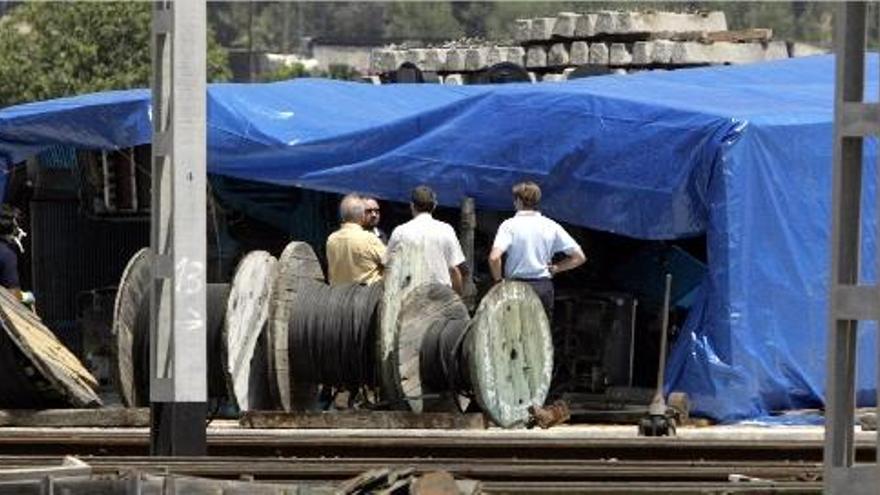 Varios técnicos frente al tren del accidente en Valencia Sud que, supuestamente, estaba precintado y al que no se podía acceder.