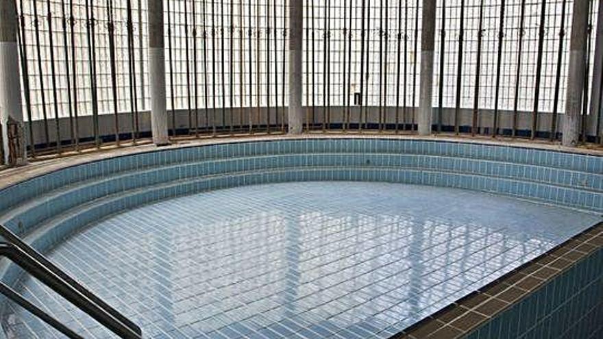 La piscina de chapoteo, apuntalada para evitar mayores riesgos.