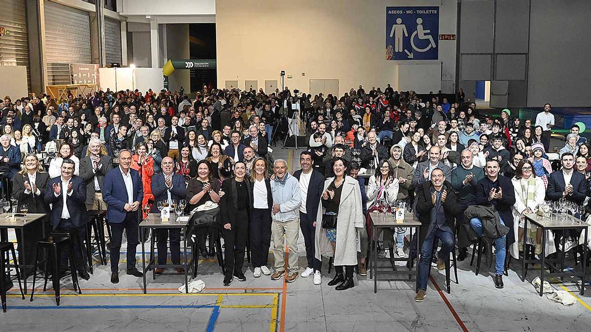 Luis López, Luisa Sánchez, Xisela Aranda y Manuel Rosales, junto al resto de asistentes a la gala de la Diputación.