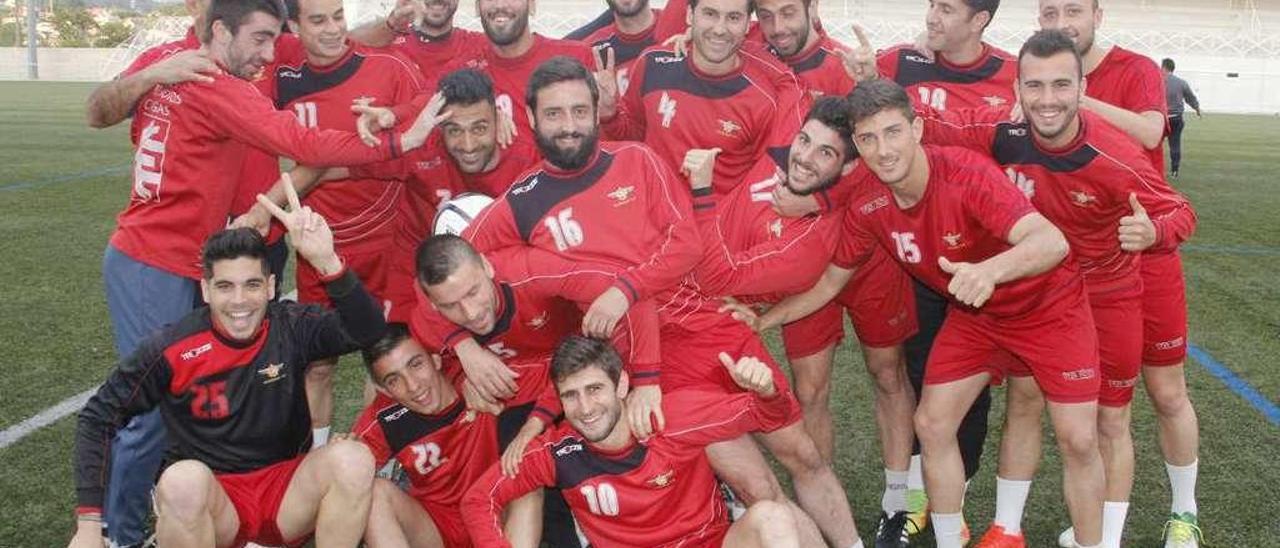 La plantilla celebró ayer la permanencia antes del inicio del entrenamiento. // Santos Álvarez