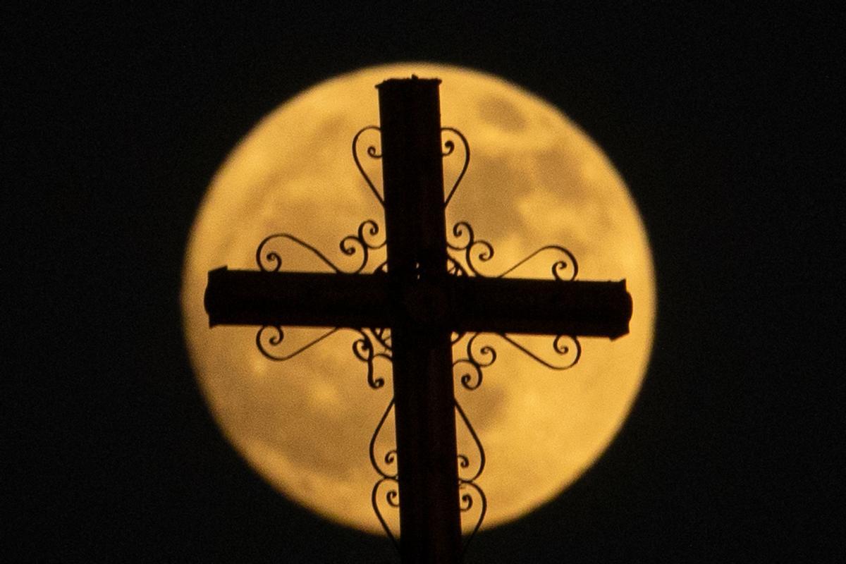 La Superluna de ciervo vista sobre Basora (Irak)