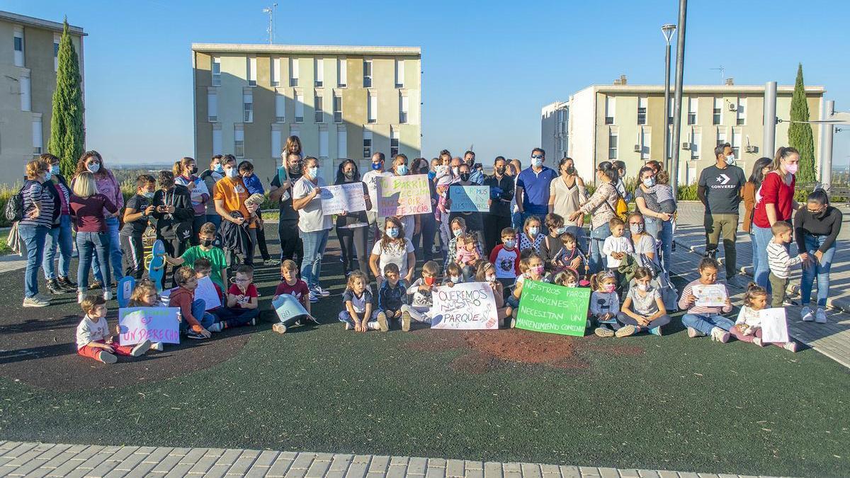 Vecinos de La Pilara, ayer, en el parque infantil de su barrio.