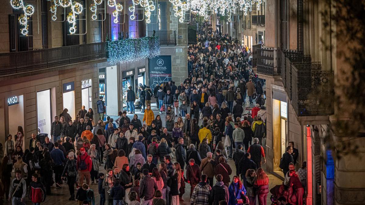 Ambiente de compras esta semana previa a Reyes en el centro de Barcelona.