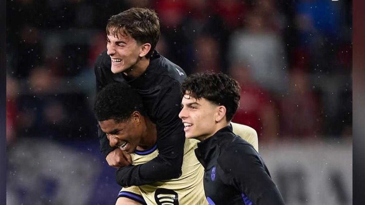 Gavi celebra con Marcus Rashford en El Sadar