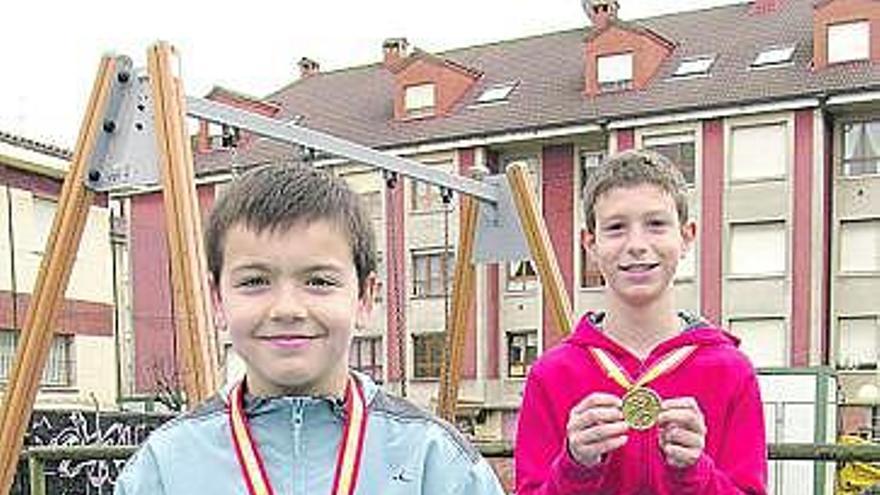 Guillermo Fernández y Adrián González, con las medallas.