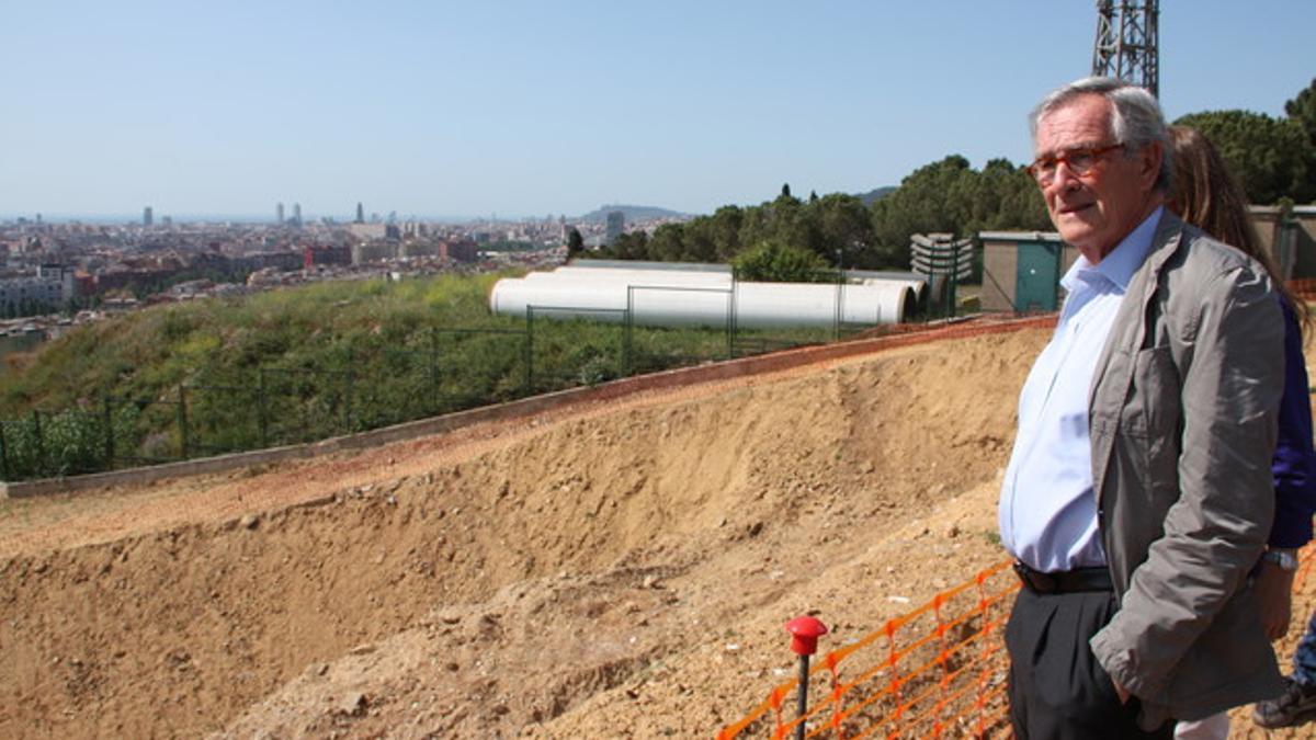 Xavier Trias, mirando las obras de recuperación del Pont dels Tres Ulls.