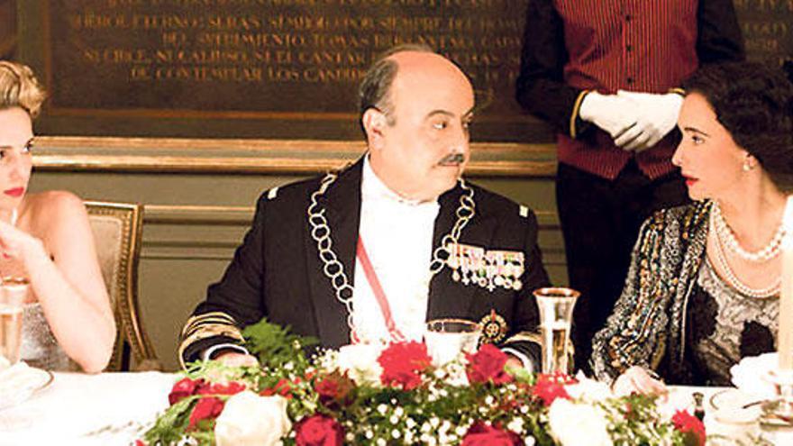Un fotograma en el que se ilustra el encuentro durante una cena de Eva Perón (Julieta Cardinali), Franco (Jesús Castejón) y Carmen Polo (Ana Torrent).