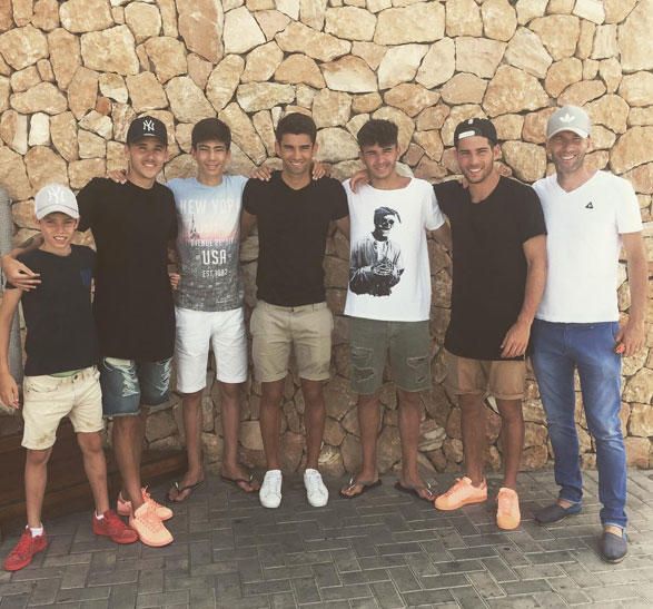 La familia Zidane apura sus vacaciones en Ibiza. Uno de sus vástagos y portero del juvenil madridista, Luca, publicó una foto en Instagram, junto a su padre y sus hermanos Enzo, Theo y Elyaz, además de dos amigos.