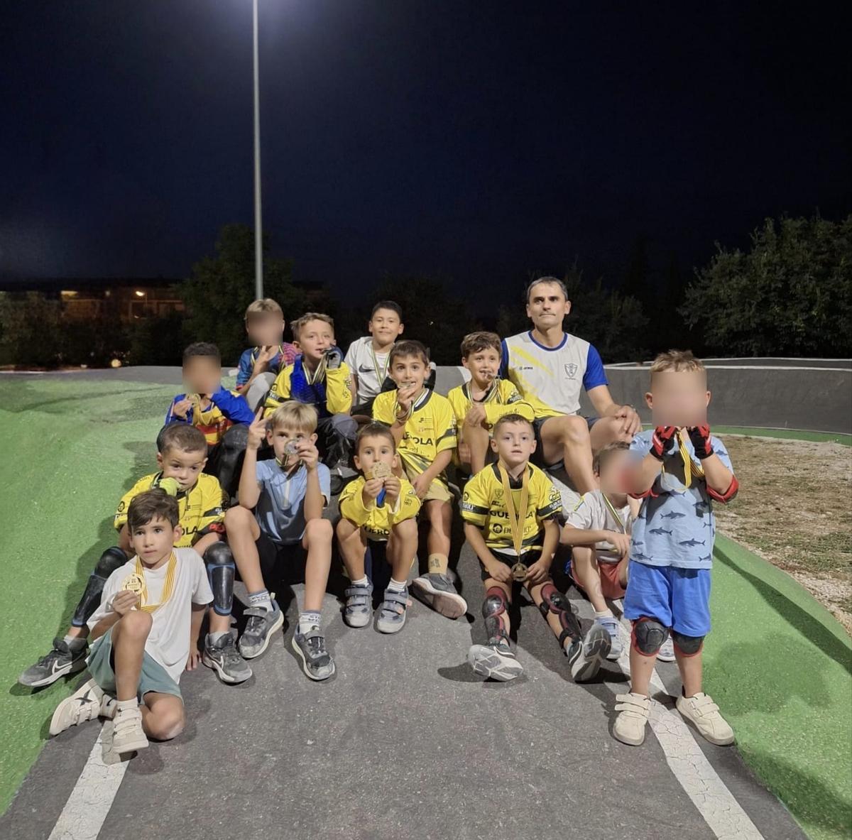 Ciclistas de la Escola de Ontinyent en la prueba de BMX de las 24 horas de Ontinyent.