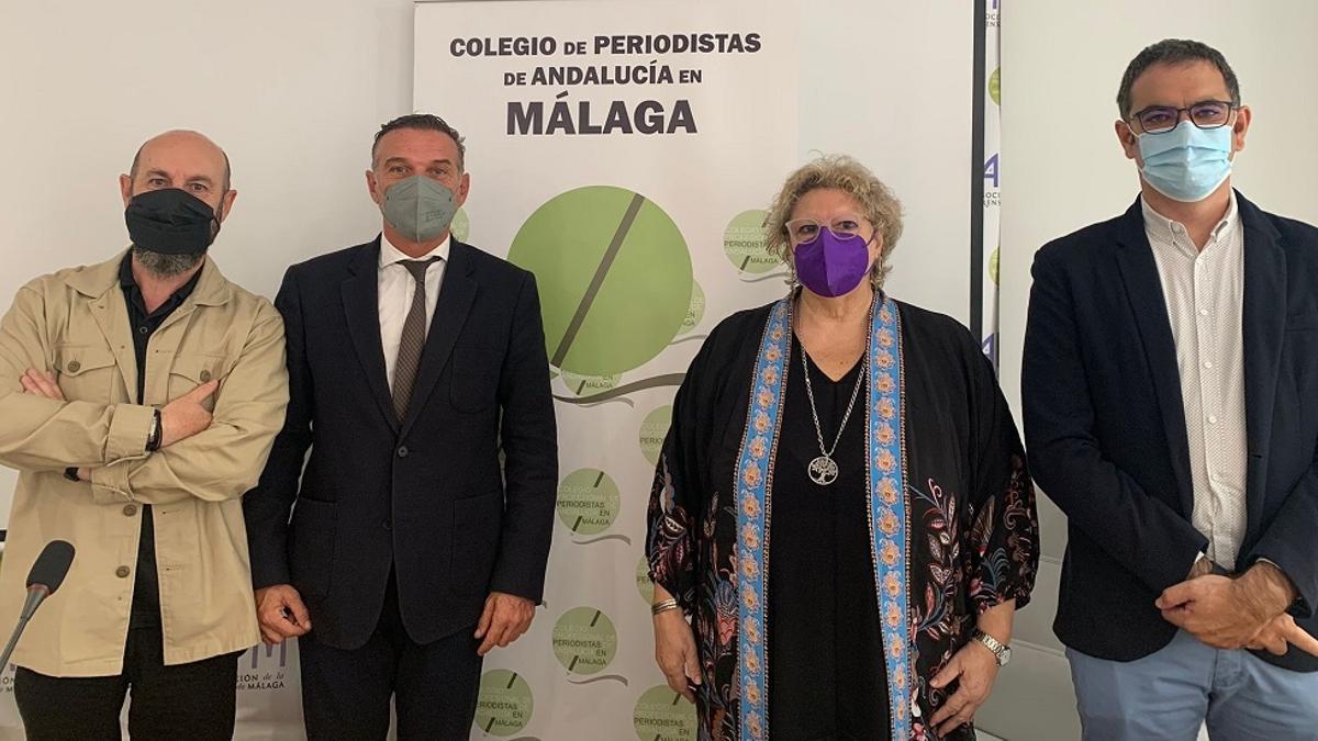 El responsable de Comunicación de la Mancomunidad de la Costa del Sol Occidental,  Juan Gaitán; el presidente de la Mancomunidad, José Antonio Mena, la presidenta del Colegio de Periodistas de Andalucía en Málaga, Teresa Santos, y el vicepresidente primero del colegio, Álvaro López.